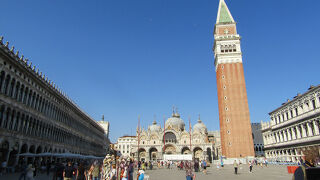 美しい建物に囲まれた広場