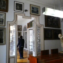 すき間なく絵がかけられています