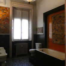 当時使われていたバスルーム。使えるトイレは別場所にあります