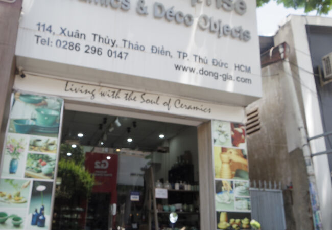 深いブルーの焼き物