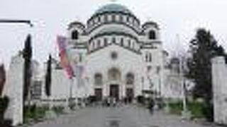 少し離れた場所にあるが立派な教会