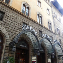 看板は劇場ですが、外からも本屋さんということはわかります