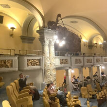 上に来ると元劇場の席でのんびり休めます。もちろん無料！