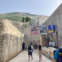 ピレ門からは下って入ります。