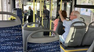 新市街へのバス停のある小さなロータリーがあります