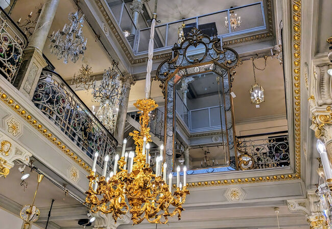 オペラ座やシェーンブルン宮殿も飾るゴージャスなシャンデリア