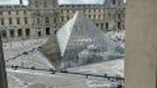 ガラスのピラミッド