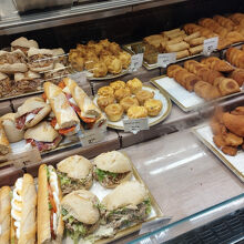 隣に併設のショッピングセンターで昼食が買えます