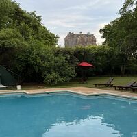 プールサイドからはシギリヤ・ロックが遠望できます。