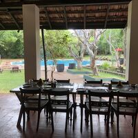 プールに面してレセプションやレストランがあります。