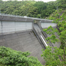 1975年（昭和50年）竣工の重力式コンクリートダム