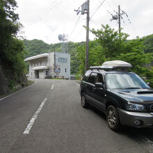 ダム右岸に駐車スペース有