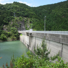 平成中期にクレストゲートを撤去しゲートレスダムに改修