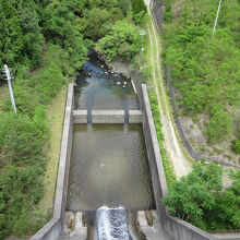 ダム下もシンプルな造り