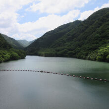 諭鶴羽ダム」によって形成された「諭鶴羽湖」