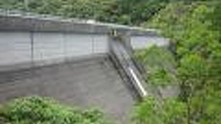 昭和50年竣工と、歴史あるダムですが平成中期にクレストゲートを改修し平成竣工のオーソドックスな造りに変更されました