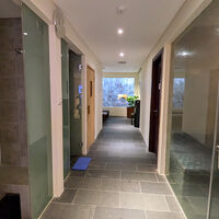 デパーチャーラウンジにあるシャワーブース（左側）