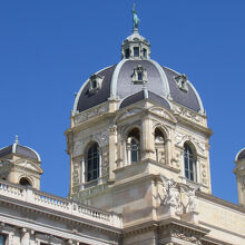 屋根の上に像がある