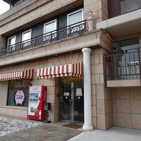 瀟洒な雰囲気の建物。3階建てで客室は2階と3階