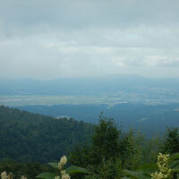 駐車場からラベンダーで名高い上富良野町を俯瞰
