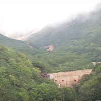 テラスや露天風呂から運次第で十勝岳連峰の大雪渓を堪能可能