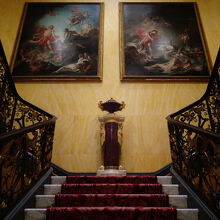 邸宅にお邪魔するなり、気後れする豪華な階段。