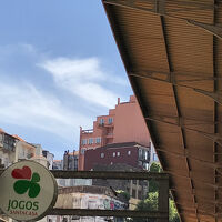 真ん中の上から2番目のベランダのある部屋