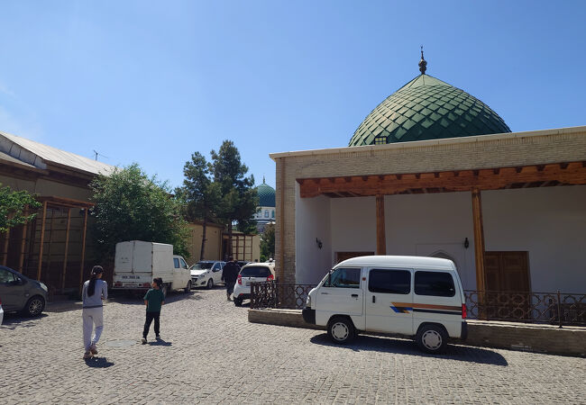 チョルスー・バザールの近く