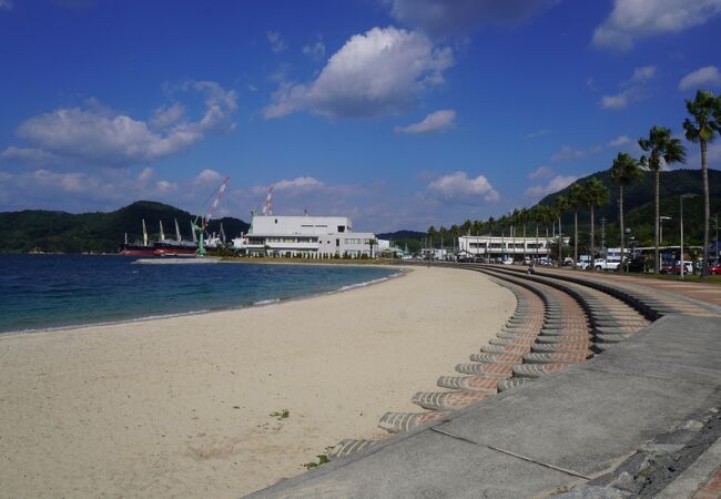 小さな子供でも安全に海遊び