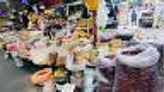 地元の人多めのこじんまり市場