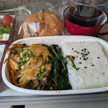 （ビビンバ以外の）機内食はまあ･･･くらいの感じ