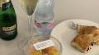 スカイコートラウンジ (リスト フェレンツ国際空港)