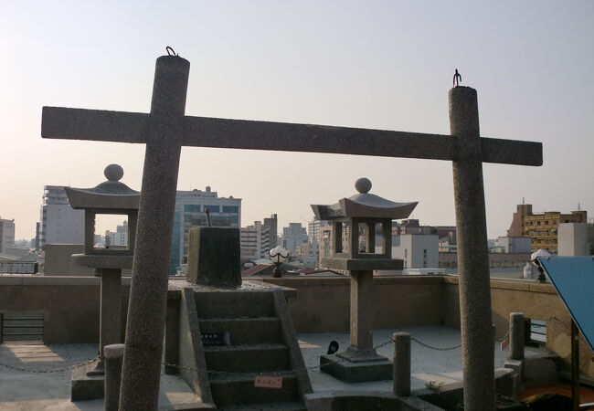 屋上に神社がある