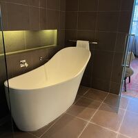 バスタブは置き型。広々バスルーム