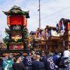 だんじり屋台と神輿が入り乱れて意外に激しい祭りです
