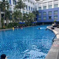NOVOTEL のプールに入れます