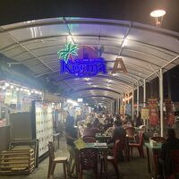 隣接フードコート（夜）