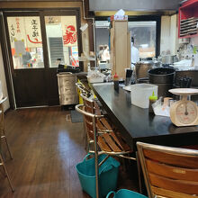 店内はカウンターと机席があります