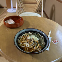 昼飯は送迎バスで宿到着後、部屋でうどんが頂けます。（有料）