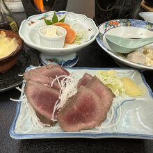 別注料理の鹿たたきも食べてみましたが、結構硬くてそれなり。