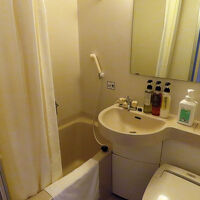 バスルームは最低限の設備です