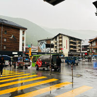 中央の白い建物がゴルナーグラート　ドルフ　ホテルです