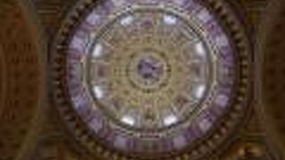 外観も、内部の装飾もとても美しい! All-in-oneチケットで見学するのがオススメ!