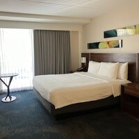 安価な低層階の部屋を予約　キングサイズのベッド