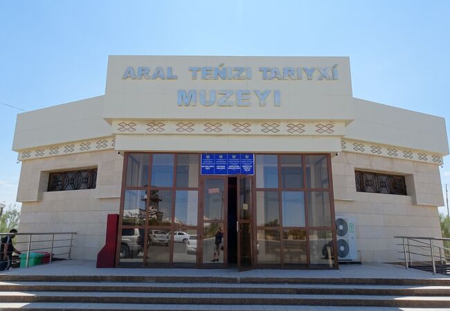 船の墓場のすぐ近くに建つ小さな博物館。往年の姿を映した映像資料（たぶんロシア語）も見られる