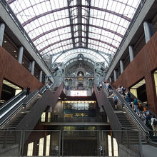 エスカレーターで上っていくと豪華で美しい建物が！