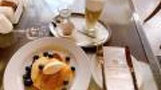 お料理自体よりも、雰囲気や豪華絢爛なカフェの内装を楽しむために行く場所です!