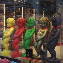 近くのチョコレートショップのディスプレイ