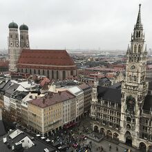 ペーター教会の塔から望む市庁舎と広場
