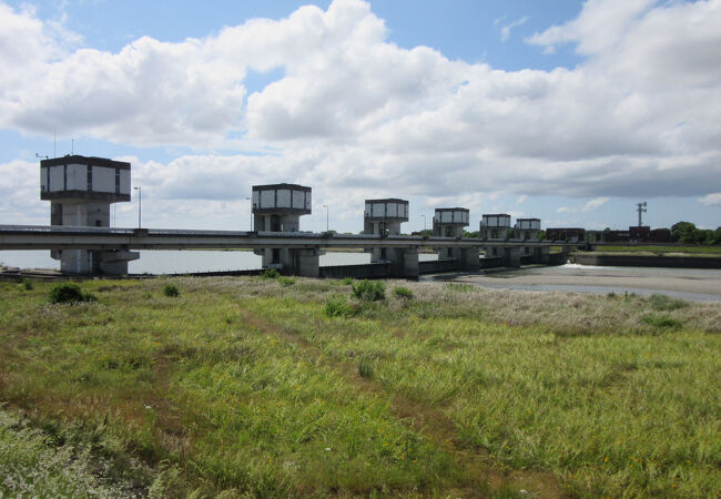 流量豊かな川「加古川」の水を取水し有効利用するために造られた取水堰